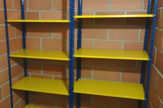 Estantería para cuartos útiles